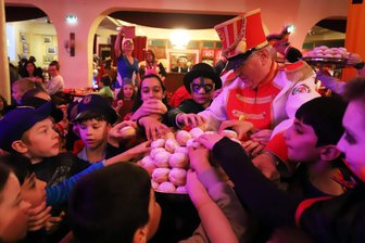 Mit Pfannkuchen und ganz viel Spaß: So schön feiern Kinder aus Freiberg und Brand-Erbisdorf den Fasching - Jürgen Bellmann vom FKK mit den heiß begehrten Pfannkuchen.
