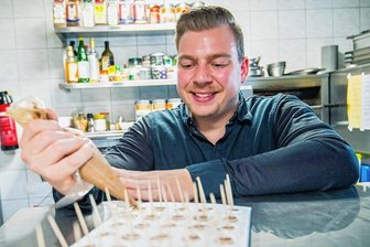 Mit Pferdefleisch: Junger Koch aus Schneeberg zaubert Leckeres für internationalen Wettbewerb - Sebastian Braun in der Gaststube des Restaurant "Bergauers" in Schneeberg. Durch seine Qualifikation für den Wettbewerb von San Pellegrino gilt er jetzt als Nachwuchs-Spitzenkoch.