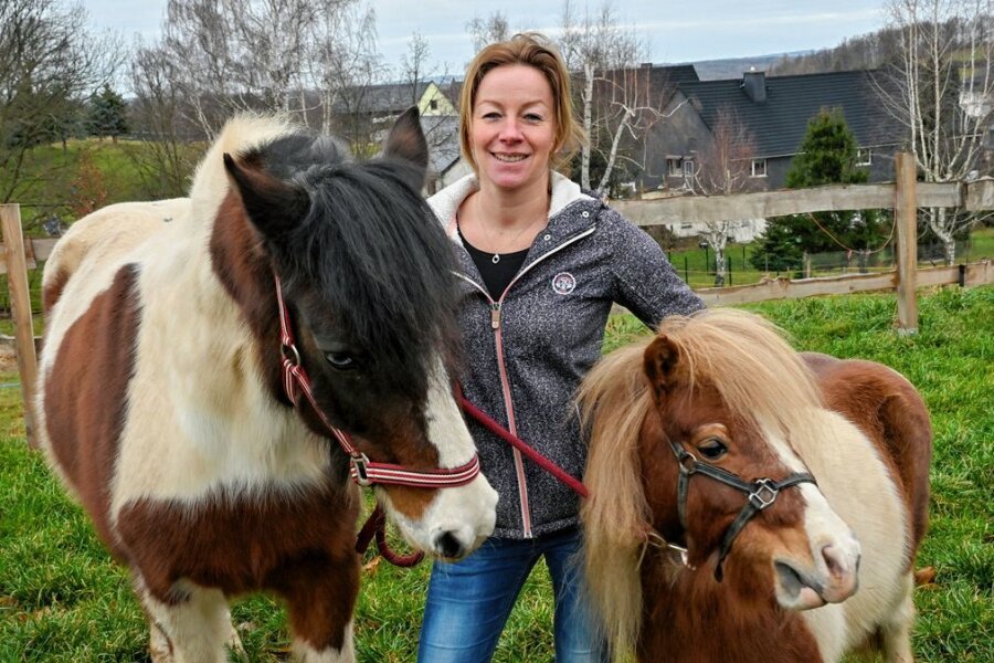 Mit Pferdestärke: Adorferin hilft bei Lebenskrisen - Heike Richter mit Pferd Sammy und Pony Max auf ihrem Hof in Adorf. 