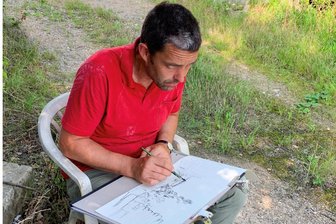 Mit Pinsel und Zeichenstift durch Wechselburg und Rochsburg - Kristof Grunert bei der zeichnerischen Arbeit am Solarpark Cossen.