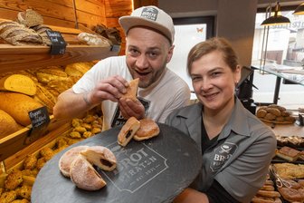 Mit Pistazien, Dinkel oder Eierlikör: Bäcker im Erzgebirge überraschen mit besonderen Pfannkuchen - was sie kosten - Christian und Nicole Beyer von den „Brot-Piraten“ in Thum setzen auf eine besondere Pfannkuchen-Variante - und zwar mit Dinkel.