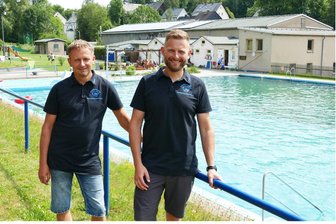 Mit Pommes und Nuggets: Wie ein Förderverein im Erzgebirge das Dorf-Freibad verschönert - Das Borstendorfer Freibad liegt ihnen am Herzen: Steve Mühl (links) und Falk Weber.