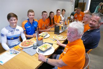 Mit Porridge und Pizza zum Erfolg: Venusberger Radsportler will auf der Bahn die nächsten Titel nachlegen - Beim gemeinsamen Abendessen in einer Zschopauer Pizzeria ließen es sich Colin Rudolph (links), Trainer Klaus Fischer und weitere Mitglieder des RSV 54 Venusberg mal so richtig schmecken.