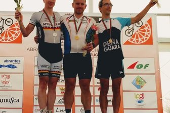Mit Power und Plan aufs Podest - Mountainbiker Mark Huster (links) gewann bei der Masters-WM in Portugal Silber in der Mitteldistanz. 