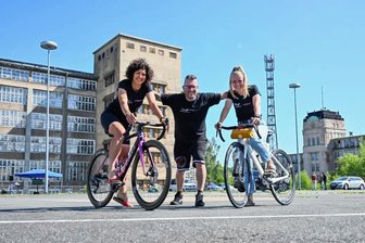 Mit Prominenz aus Sport und Politik: Neue Friedensfahrer stehen in den Startlöchern - Drei der vielen EPR-Macher vor Chemnitzer Industriekulisse mit Charme: Manja Seemann hat Frauen für die Tour fit gemacht, Kai Winkler ist der Chef-Organisator, Stefanie Wild kümmert sich um die Öffentlichkeitsarbeit (von links nach rechts). 
