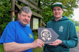 Mit QR-Codes und Speckfettbemmen: Neustart für Pfingstwanderung in Seiffen - Jan Stephani hat den Staffelstab als Organisator der Pfingstwanderung an Mathias Ulbricht (v.l.) übergeben.