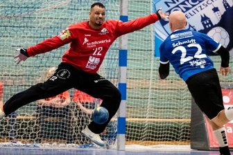 Mit Rückhalt gegen junge Wilde? - Bislang hielt Tino Hensel, hier beim 32:27 in Delitzsch, in dieser Saison überragend. Allerdings ist der HSG-Keeper angeschlagen. 