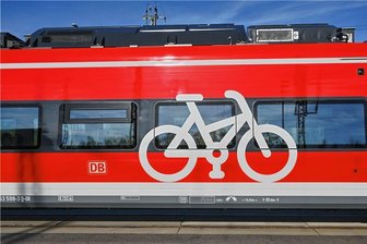 Mit Rad oder Roller in Bus und Bahn: Wichtige Regeln, Tipps und Preise - Was Mitnahmeoptionen und Ticketpreise für Fahrräder betrifft, sollten sich Zugreisende vorher möglichst genau informieren. . 