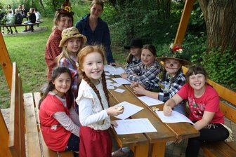 Mit Radieschen und Roster: 164 Mädchen und Jungen feiern buntes Schulgartenfest - Abwechslung vom Schulalltag: Lehrerin Jana Böttger mit Schülern der Klasse 3b.