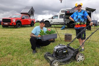 Mit Rasenmäher, Blumenkasten und Baumstamm zum Nageln: Wie MotoGP-Fans und Feierwütige auf dem legendären Ankerberg anrücken - Tony Meyer (re.) und Stefan Dreetz aus Strausberg sind das Vorauskommando für ihre Kumpels. Auf ihrer Parzelle auf dem Ankerberg haben sie sich häuslich eingerichtet, inklusive Rasenmäher und Blumenkasten.