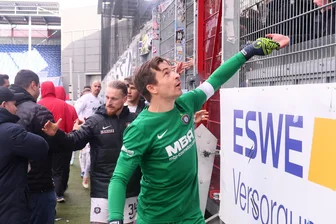 Mit reifer Spielanlage und großem Wille: So gelang dem FC Erzgebirge Aue der Sieg in Wiesbaden - Martin Männel (vorn) geht mit seinen Teamkollegen nach dem hochverdienten Auswärtssieg an der Fankurve vorbei.