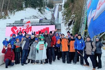 Mit Reiseleiter Peter Riedel zum Skifliegen an den Kulm - Für ein Erinnerungsfoto postierte sich ein Teil der Reisegruppe aus dem Erzgebirge im Januar 2020 am Schanzentisch der Skiflugschanze am Kulm. Nun gibt es wieder eine Fahrt zum dortigen Weltcup-Wochenende.
