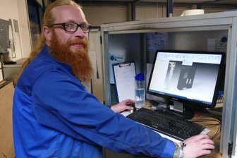 Mit Rhythmusgefühl in die Kältetechnik - Mithilfe seines Computers programmiert Christian Brückner eine Stanz- und Abtrennpresse. 