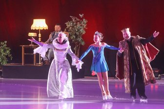 Mit Robin Szolkowy und weiteren Stars: Die Bilder von der „Serina“-Eisgala in Chemnitz - Die Show „Serina – Die Eisgala“ ist eine Mischung aus Eiskunstlauf, Breakdance und Live-Musik. Sie fand im Jutta Müller Eissport Zentrum statt und wurde unter anderem von dem bekannten Eiskunstläufer Robin Szolkowy mitgestaltet.
