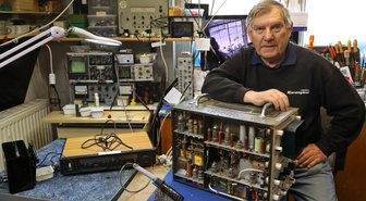 Mit Röhrentechnik zum ersehnten Meisterbrief - Für das Foto hat Gerd Hieronymus sein Meisterstück noch einmal vom Oberboden geholt. Den Zweistrahl-Oszillografen hat er selbst gebaut. Solche Messtechnik wurde einst bei der Reparatur defekter Rundfunk- und Fernsehtechnik benötigt. 