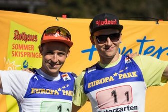Mit Rollski auf das Fichtelbergplateau - Eric Frenzel (l.) und Terence Weber, hier als Duo während einer deutschen Meisterschaft in Hinterzarten, erhalten für den Sommer Grand Prix Unterstützung. Überraschend ist neben den beiden Topathleten des SSV Geyer auch der erst 16-jährige Tristan Sommerfeldt vom gastgebenden WSC Erzgebirge Oberwiesenthal als dritter Erzgebirger für den Wettkampf der Männer nominiert worden. 