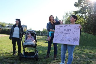 Mit Ronja, Ehrenamt und neuer Ortsmitte: So will Stützengrün den Dorfwettbewerb „Unser Dorf hat Zukunft“ gewinnen - Nicole Eichler, Eva-Maria Hendrix und Ines Baumgärtel (v. l.) mit Merle und Mia engagieren sich in Stützengrün unter anderem für den Spielplatz nahe der Grundschule.