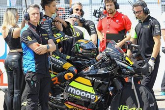 Mit Rossis Team gut im Rennen - Fahrwerkstechniker Rico Stoll (vorn) betreut im Mooney-VR46-Racing-Team von Valentino Rossi unter anderem die Ducati-Maschine des Piloten Luca Marini, dem Halbbruder des Ex-Rennfahrers. 