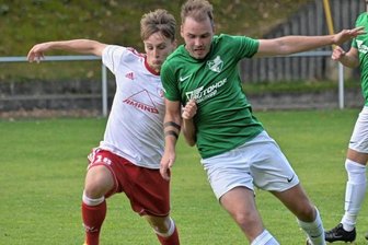 Mit Rückenwind gegen starken Aufsteiger - Lukas Hirsch (r.) und seine Thalheimer müssen am Samstag gegen Limbach-Oberfrohna ran. Der TSV Flöha um David Schauer will dagegen dem FC Stollberg das Leben schwer machen.