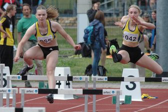 Mit Rückenwind zur DM: Leichtathletik-Talente erfüllen beim Rochlitzer Pfingstmeeting weitere Normen - Im Hürdensprint lief es für Thea Wassel (l.) auch gut. Doch für die Erfüllung der DM-Norm war der Rückenwind in Rochlitz noch zu stark.