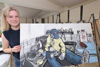 Mit ruhiger Hand statt durch KI: Junge Künstlerin sorgt mit ihren Zeichnungen für ein Alleinstellungsmerkmal des FSV Zwickau - Lena, die lieber unter ihrem Künstlername „44“ in der Öffentlichkeit steht, zeigt in der Ausstellung auch ein Selbstporträt von sich.