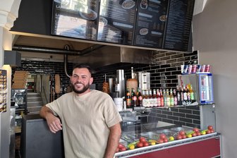 Mit Sauce, Seele und Strategie – wie ein Dönerverkäufer in Freiberg und Brand-Erbisdorf Social Media neu denkt - Der kreative Kopf hinter den TikTok und Instagram-Kanälen: Mustafa Kaya (31), kurz Musti, in der „Marmaris“-Filiale in Freiberg.