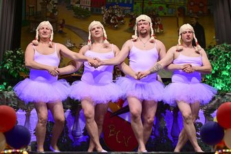 Mit scharfer Zunge und viel Humor: Faschingsverein im Vogtland lässt es drei Stunden lang krachen - Das Männerballett des Brambacher Carnevalsvolkes sorgte für Gaudi.