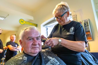 Mit Schere, Herz und Fön: Friseure im Chemnitzer Obdachlosentreff - Georg Zühlke kommt regelmäßig zu den Barber Angels. Heute frisiert ihn Kathi Schneider.