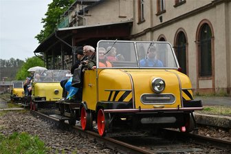 Mit Schirm und Regenumhang: Schienentrabi startet ab Rochlitz in die Saison - Am Wochenende fanden Schienentrabifahrten auf der Muldentalbahn zwischen Rochlitz und Göhren statt - hier die Abfahrt am Bahnhof Rochlitz.