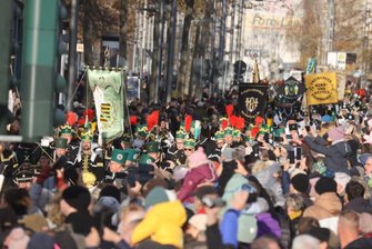 Mit Schlägel, Eisen und Posaunen - Tausende Besucher erleben Bergparade in Chemnitz -
