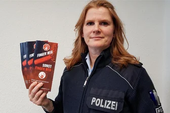 Mit Schockmomenten im Klassenzimmer: Diese Frau will Jugendliche vor abgerissenen Fingern bewahren - Polizeihauptkommissarin Doreen Weber: Die Präventionsbeauftragte der Bundespolizeiinspektion Klingenthal kämpft nicht nur zum Jahreswechsel gegen Feuerwerks-Experimente.