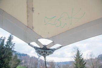 Mit Schriftzeichen beschmiert: Unbekannte beschädigen Segel im Kurpark von Bad Schlema -