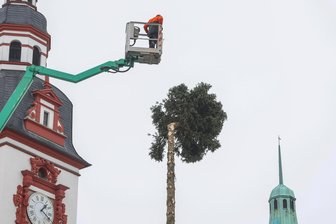 Mit Schwerlastkran und Hebebühne: Chemnitzer Weihnachtsbaum ist Geschichte - Stück für Stück verschwand der Weihnachtsbaum.