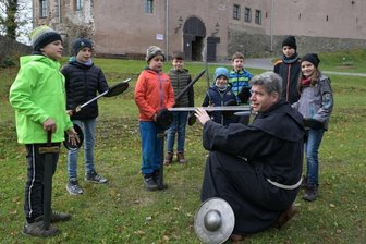 Mit Schwert und Schild auf der Burg - 
