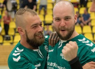 Mit Schwung ins große Finale - Geschafft! Tobias Haufe (r.) und Franz Schuster bejubeln den Einzug der HSG Freiberg II ins Finale des Sachsenpokals. 