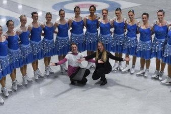 Mit Sherlock Holmes zu Gold? - Das Team "Skating Graces" mit den Trainerinnen Jana Wagner (vorn links) und Maxi Bellmann (vorn r.) startet unter dem Dach der USG Chemnitz. Ihm gehören aber auch Läuferinnen des CEC sowie aus Grimma und Dresden an.