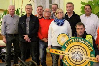 Mit sieben Leuten fing alles an - Der 1. Raschauer Schützenverein im Jubiläumsjahr: von links Gerd Uebel, Marco Fuchs, Joachim Scholz, Thomas Schirmer, Eckhard Heinze, Kerstin Quäck, Peter Stingl, Sven Schirmer, Jens Quäck, Gundula Schirmer, Matthias Tröger und Uwe Lorenz.