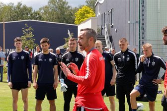 Mit sieben Neuzugängen: Chemnitzer FC startet in die neue Saison - Cheftrainer Christian Tiffert begrüßt die Spieler zum ersten Training nach der Sommerpause.