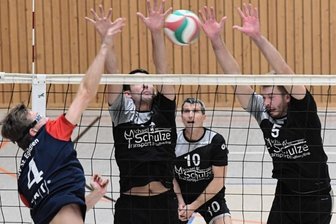 Mit Sieg gegen Spitzenreiter: Wildenfels krönt tolle Hinrunde - Daniel Schwär (links) stieß mit seinem Team aus St. Egidien in Wildenfels auf harte Gegenwehr. Am Ende behielten Marcel Ehrler, Ronny Ficker und Daniel Schmidt (hinterm Netz/von links) mit ihrem VfL die Punkte.