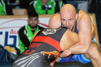 Mit Silber im Visier ins Derby - In der Hinrunde unterlag Thalheims Chris Schneider (vorn) seinem Gelenauer Kontrahenten Gerard Kurniczak im 130-Kilo-Limit nach Punkten. Diesmal will er den Spieß umdrehen. 