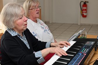 Mit Singen und Kuchen starten 18 Frauen in Niederwiesa gemeinsam in die Woche: „Die Singerunde gibt uns Kraft“ - Die Singegruppe Niederwiesa zur montäglichen Probe. Margit Limmer hat die musikalische Leitung inne.