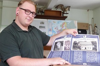 Mit Smartphone, Tafeln und QR-Code: Wie historische Orte in Rossau sichtbar bleiben - Stefan Ritter präsentiert im Domizil des Rossauer Geschichtsvereins Entwürfe, die zeigen, wie die Informationstafeln künftig aussehen könnten.