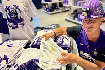 „Mit so einem Zuspruch hat keiner gerechnet“: Interaktives Steiger-Shirt von Erzgebirge Aue geht durch die Decke - Fan Reinhard Lange findet das interaktive Steiger-Shirt samt QR-Code in der Nackenpartie klasse.