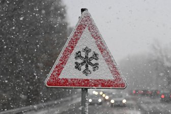 Mit Sommerreifen: Schwerer Unfall auf B 92 im Vogtland - Schneeglätte hat zu einem schweren Unfall im Oberen Vogtland geführt.