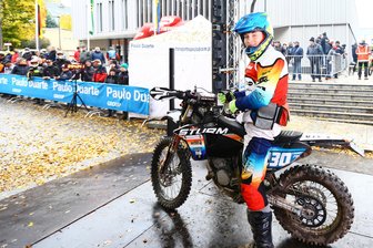 Mit Sondergenehmigung zum ersten WM-Punkt: 15-jähriger Erzgebirger meistert Enduro-Grand-Prix in Zschopau - Am Start vor dem Zschopauer Bürgersaal: Mit 15 Jahren war Erik Neubert der jüngste WM-Teilnehmer und hat nun seinen ersten WM-Punkt auf dem Konto.