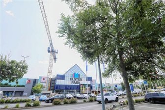 Mit Sonnenschutz: Markantes Glasdach im Plauener Elster-Park wird erneuert - Seit Tagen laufen die Vorbereitungen für die Umbaumaßnahmen im Elster-Park.