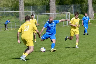 Mit spätem Siegtor: TSV Crossen sorgt für spannendes Titelrennen in der Fußball-Westsachsenliga - Crossens Top-Torjäger Johannes Gemeinhardt kommt in dieser Szene aus dem Heimspiel des TSV gegen Traktor Neukirchen frei zum Schuss.