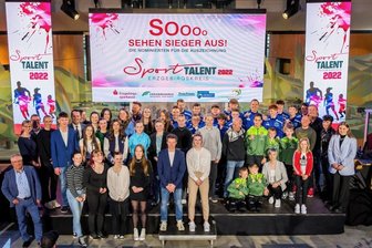 Mit Spaß, Ehrgeiz und Fleiß zum Erfolg - Abschlussbild am Ende: Die Ausgezeichneten und die Organisatoren der Sportlerumfrage von Erzgebirgssparkasse, "Freie Presse", Landratsamt und Kreissportbund stellten sich vor dem Ansturm aufs Buffet zum gemeinsamen Gruppenbild auf der Bühne den Fotografen. 