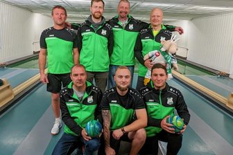 Mit Spaß und familiärem Flair - Die Schönberger Kegler sind in dieser Saison selbst von ihrer Erfolgsserie überrascht. Hinten von links: Tino Richter, Christian Mehlhorn, Holger Bankwitz und Jens Bankwitz mit Maskottchen Werner. Vorne von links: Robby Büttner, Tom Bankwitz und Nico Richter.