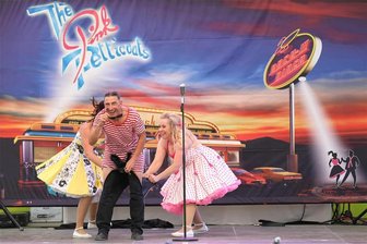 Mit Spaß und neuer Band: Die Pink Petticoats bei den Sommernächten in Freiberg - Mit Rock'n'Roll und Spaß auf Zeitreise: die Pink Petticoats.